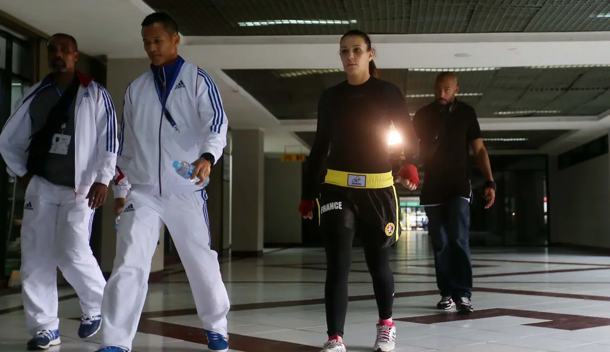 Atlet Wushu Asal Prancis, Delphine Stambouli, bersama pelatih bersiap untuk bertanding pada kelas Sanda Putri Kejuaraan Dunia Wushu 2018 di Istora, Senayan, Jakarta, Selasa(17/11/2015). Bola.com/Nicklas Hanoatubun)
