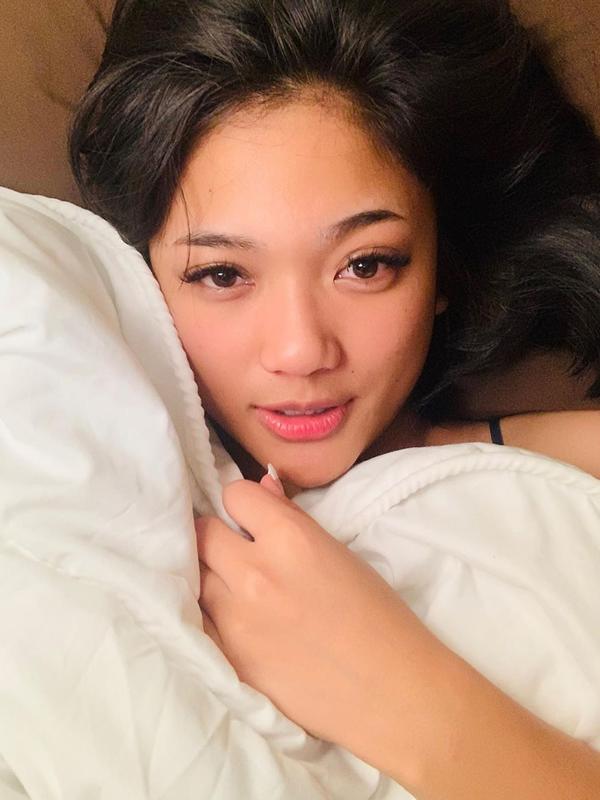 Marion kerap tampil tanpa makeup namun tetap menonjolkan kecantikannya yang natural. (Liputan6.com/IG/@lalamarionmj)