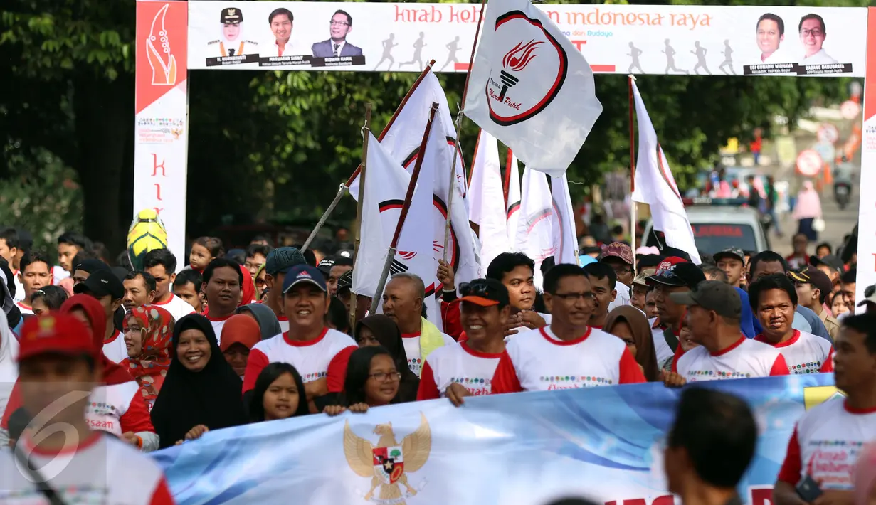 Peserta mengibarkan bendera saat Kirab Kebangsaan Indonesia Raya di Cibinong, Kab Bogor, Minggu (14/5). Kirab diikuti puluhan organisasi kepemudaan se Kabupaten Bogor. (Liputan6.com/Helmi Fithriansyah)