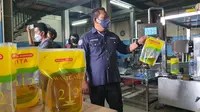 Anggota Polres Metro Depok mendatangi gudang yang diduga melakukan penyelewengan repacking merek minyak goreng di Jalan Pasir Putih, Kecamatan Sawangan, Kota Depok. (Liputan6.com/Dicky Agung Prihanto)