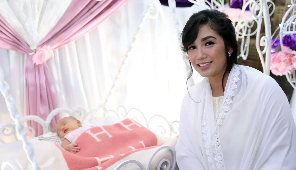 "Kalau malam, waduh, belo banget. Melek banget dia, dan yang temani dia (Andhika). Dia cuma ingin menyusu, dikasih botol susu. ASI sudah dipompa habis tetap cari pabriknya," ungkap Ussy Sulistiawaty. (Nurwahyunan/Bintang.com)