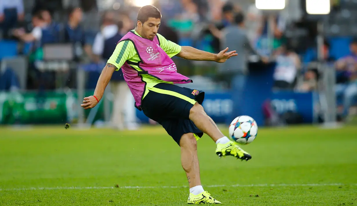 Penyerang Barcelona, Luis Suarez menendang bola saat melakukan sesi latihan di Olympiastadion Berlin, Jerman (5/6/2015). Barcelona akan menghadapi Juventus di Final Liga Champions. (Reuters/Darren Staples)