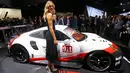 Petenis cantik asal Rusia, Maria Sharapova berpose di samping mobil Porsche 911 RSR 2017 saat menghadiri Los Angeles Auto Show di Los Angeles, AS (16/11). Los Angeles Auto Show berlangsung dari tanggal 18-27 November. (REUTERS/Mike Blake)