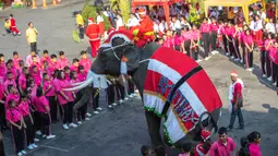 Gajah berkostum sinterklas tampil di depan siswa saat perayaan Natal di sekolah Jirasartwitthaya, Provinsi Ayutthaya, Thailand, Senin (23/12/2019). Acara tahunan ini digelar untuk menyambut Natal. (AP Photo/Sakchai Lalit)