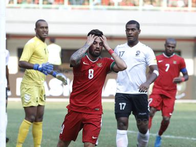 Pemain Timnas Indonesia, Stefano Lilipaly, tampak kecewa usai gagal menjebol gawang Fiji pada laga persahabatan di Stadion Patriot, Bekasi, Sabtu, (2/9/2017). Skor berakhir imbang 0-0. (Bola.com/M Iqbal Ichsan)