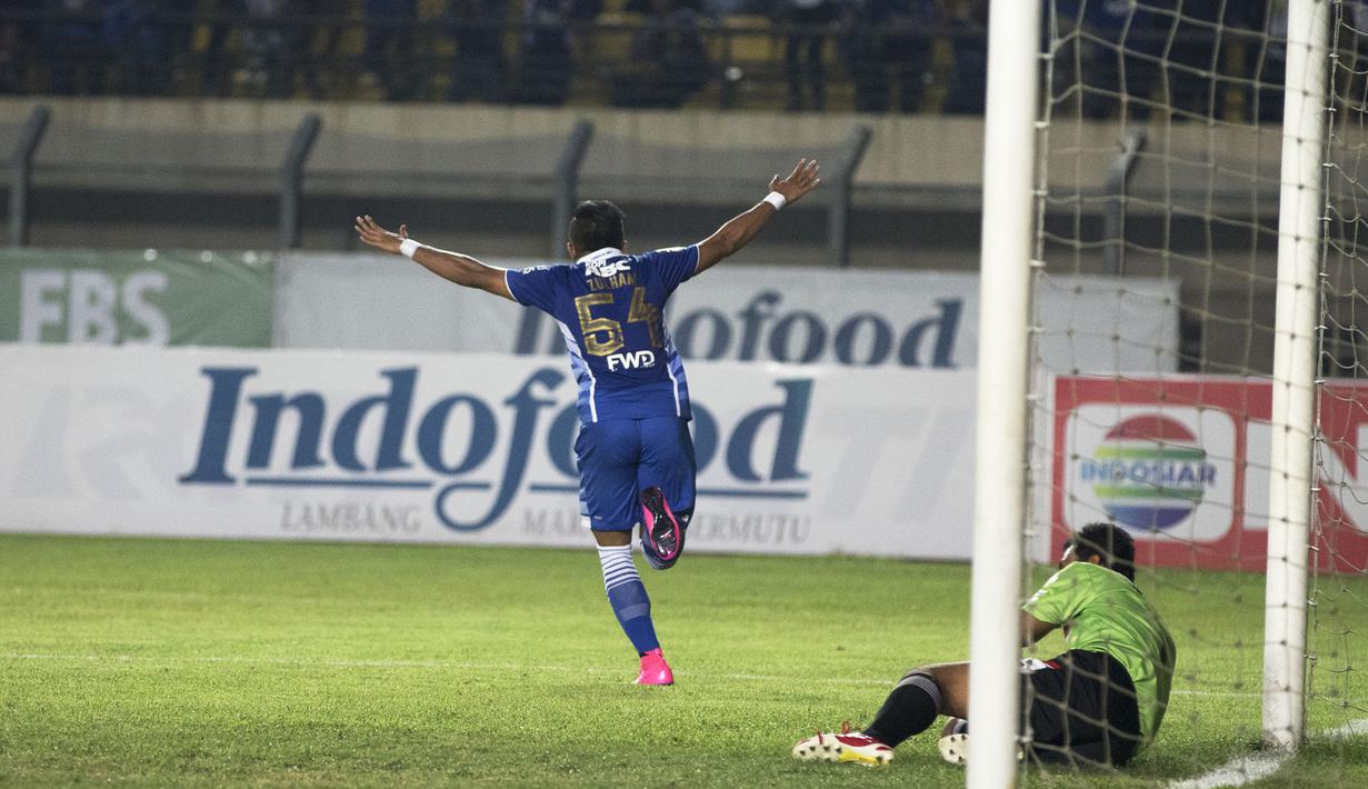 Pemain Persib, Zulham Zamrun merayakan gol ketiga yang dicetaknya ke gawang Martapura F.C pada laga Piala Presiden di Stadion Si Jalak Harupat, Bandung, Kamis (10/9/2015). (Bola.com/Vitalis Yogi Trisna)