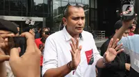Wamenkumham dilaporkan oleh Ketua Indonesia Police Watch (IPW) Sugeng Teguh Santoso ke KPK.  (Liputan6.com/Herman Zakharia)