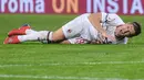 Krzysztof Piatek terkapar di lapangan pada laga lanjutan Serie A yang berlangsung di stadion Olimpico, Roma, Senin (4/2). AC Milan imbang 1-1 kontra AS Roma. (AFP/Tiziana Fabi)