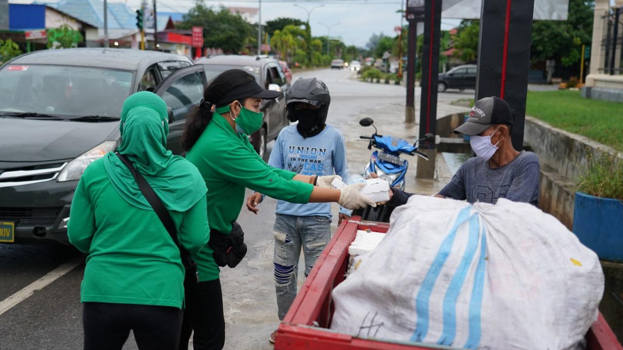 Kegiatan bagi takjil dan makanan buka puasa ramadan jajaran Korem 143 Halu Oleo di Kendari.(Foto Korem 143 Halu Oleo)