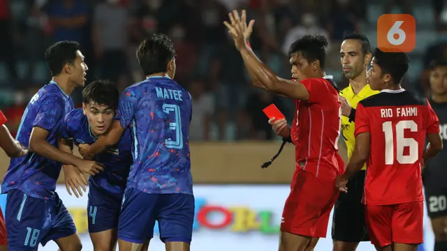Foto: Aksi Jonathan Khemdee yang Selalu Protes Berlebihan saat Melawan Timnas Indonesia U-23 di SEA Games 2021, Shin Tae-yong Juga Kena