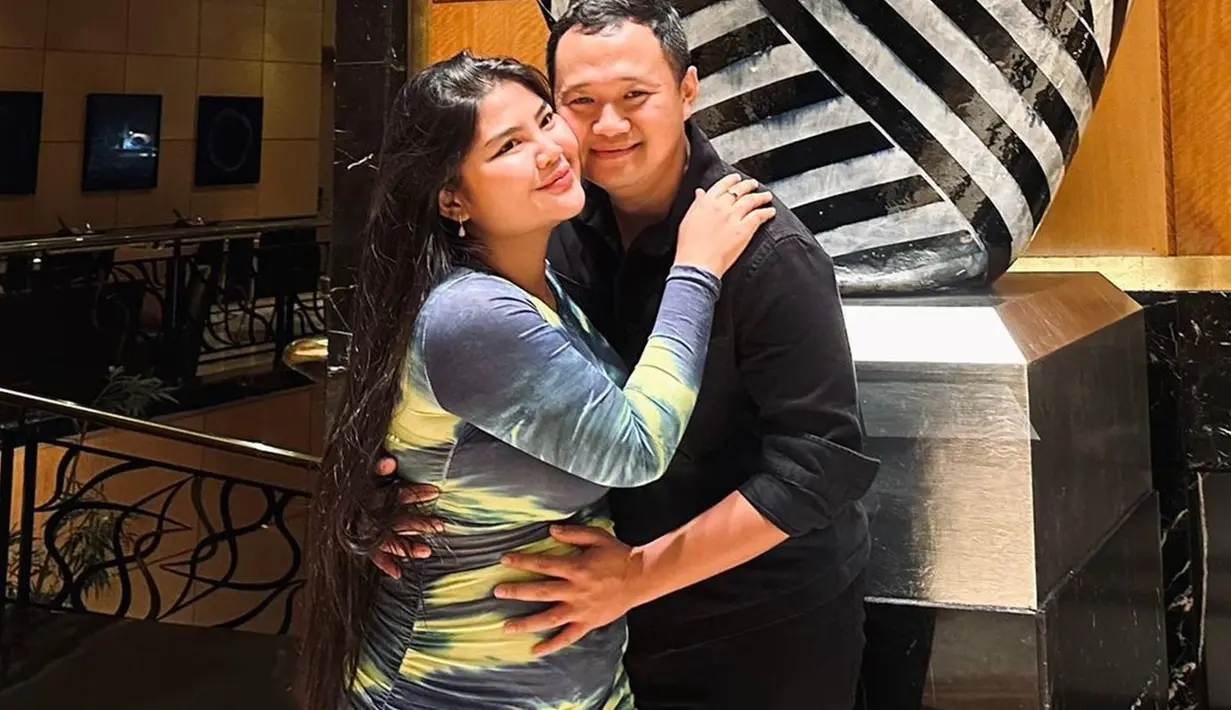 Baru satu bulan mengumumkan kehamilan, Rosa Meldianti kembali mencuri perhatian netizen karena memamerkan perutnya yang kian membesar. Meski begitu, dirinya tak mengungkapkan ke publik mengenai usia kehamilan pertamanya. (Liputan6.com/IG/@rosameldianti29)