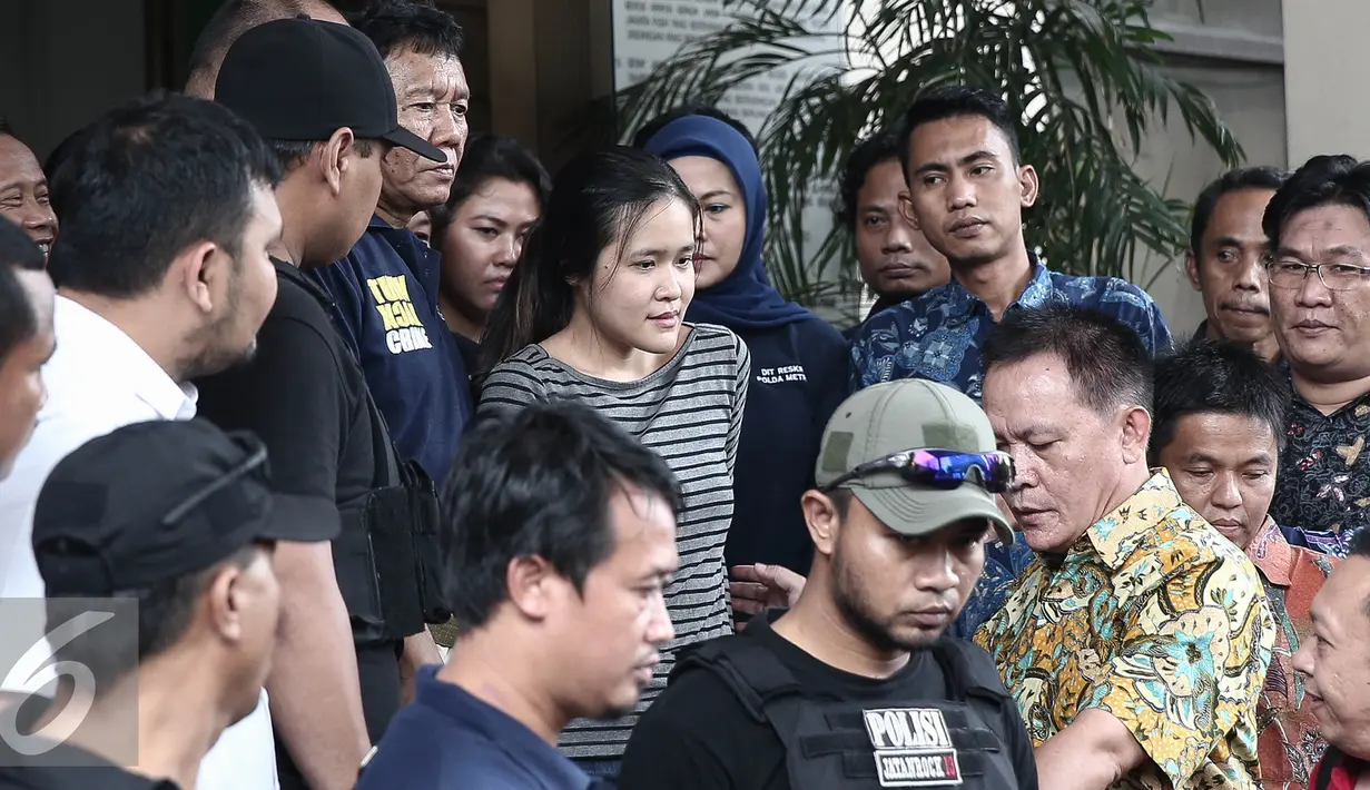 Wajah lelah Jessica Kumala Wongso usai polisi serahkan jessica ke Kejaksaan Negeri Pusat, Jakarta, Jumat (27/5). Jessica akan ditempatkan di ruang masa pengenalan awal lingkungan (Mapenaling) Rutan Pondok Bambu. (Liputan6.com/Faizal Fanani)