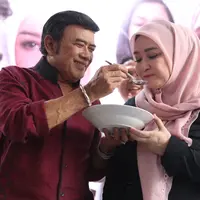 Aktris senior, Ricca Rachim yang tenar tahun 1970-an hingga 1980-an kembali terlibat akting. Istri H. Rhoma Irama itu akan menghiasi layar kaca selama bulan Ramadan. Rica tampil dalam mega drama Doa dan Cinta. (Nurwahyunan/Bintang.com)