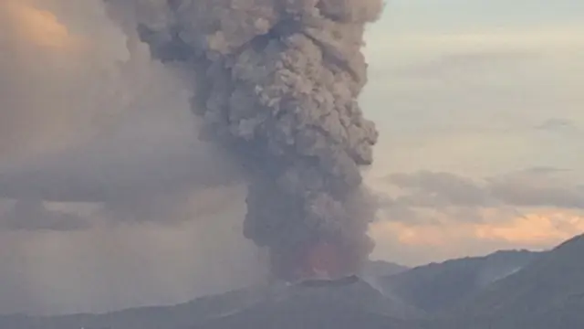 Gunung Rabaul di Pulau Manam, Papua Nugini, meletus dan menyebabkan ribuan orang mengungsi. (AP Photo)