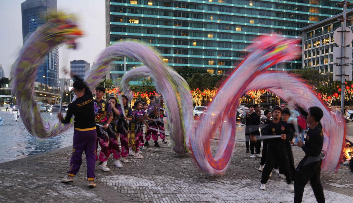 Penyelenggaraan Festival Imlek bukan sekadar perayaan budaya, tetapi juga menjadi simbol keberagaman dan toleransi di Jakarta. Tampak dalam foto, para penari naga tampil selama perayaan Tahun Baru Imlek 2577 Kongzili di kawasan Bundaran Hotel Indonesia (HI), Jakarta, Jumat 13 Februari 2026. (AP Photo/Dita Alangkara)