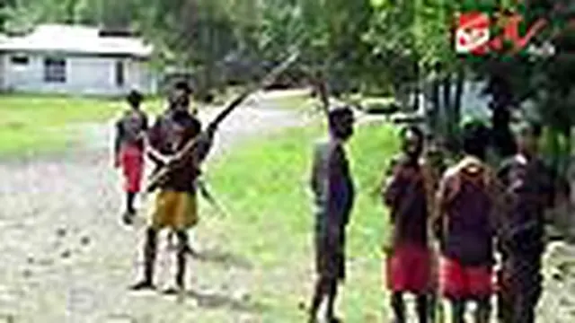 Dua kelompok warga di Kwamki Lama, Timika, Papua, kembali bentrok. Bentrokan ini dipicu kasus pemerkosaan yang terjadi pada Januari lalu.