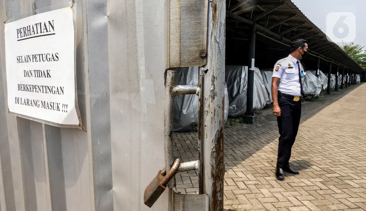 Suasana gudang penyimpanan kendaraan roda empat di PT Pegadaian (Persero), Kebon Nanas, Jakarta, Kamis (15/10/2020). Pandemi Covid-19 menyebabkan nasabah ingin mendapatkan dana cepat dengan menggadaikan mobilnya. (Liputan6.com/Johan Tallo)