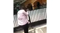 Video wanita di Banyuasin yang merusak gembok masjid yang ditutup menjadi viral di media sosial (medsos) (Dok. Instagram @ndorobeii / Nefri Inge)