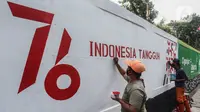 Petugas PPSU menyelesaikan mural bertemakan kemerdekaan di Jalan Kafi, Ciganjur, Jakarta, Jumat (13/8/2021). Rencananya ditembok sepanjang kurang lebih 10 meter akan dibuat mural berbagai tema kemerdekaan dalam rangka menyambut dan memeriahkan peringatan HUT ke-76 RI. (Liputan6.com/Johan Tallo)