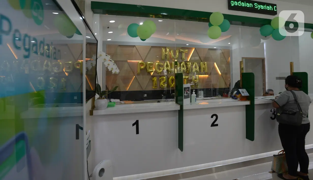 Petugas melayani konsumen di kantor pusat Pegadaian, Jakarta, Selasa (20/4/2021). Pegadaian yang telah berdiri selama 120 tahun terus menunjukkan kinerja positif, ditandai dengan nilai aset dan pendapatan yang terus meningkat meskipun saat pandemi. (merdeka.com/Imam Buhori)