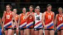 Para pemain Belanda berjalan lesu usai pertandingan melawan tim Tiongkok pada semifinal Olimpiade Rio 2016 di Rio de Janeiro, Brasil, (18/8). Tiongkok menang dalam empat set atas Belanda (27-25, 23-25, 29-27, 25-23). (REUTERS/Ricardo Moraes)