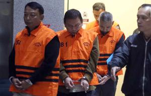 Wakil Ketua Pengadilan Negeri Depok, Bambang Setyawan (kedua kiri) berjalan menuju mobil tahanan di Gedung Merah Putih Komisi Pemberantasan Korupsi (KPK), Jakarta, Sabtu (7/2/2026). (Liputan6.com/Helmi Fithriansyah)