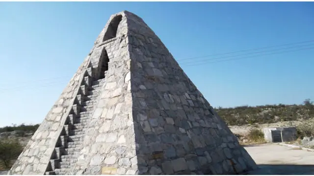 Seorang petani mengaku disuruh Alien untuk membuat piramida setinggi 6,7 meter. Alhasil, ia pun membuat candi trapesium itu seorang diri