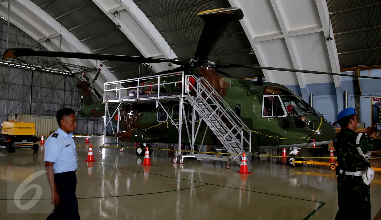 Helikopter Agusta Westland (AW) 101 terparkir dengan dipasangi garis polisi di Hanggar Skadron Teknik 021 Pangkalan Udara Halim Perdanakusuma, Jakarta, Kamis (9/2). (Liputan6.com/ Widodo S. Jusuf/Pool)