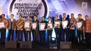 Direktur Utama PT Surya Citra Media Sutanto Hartono (kelima kiri) berpose bersama para penerima penghargaan The 7th Annual Strategy into Performance Execution Excellence (SPEx2) Award 2018 di Jakarta, Senin (26/11). (Liputan6.com/Helmi Fithriansyah)