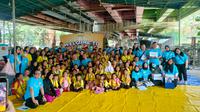McDonald’s Indonesia bekerja sama dengan Inspiration Factory Foundation (IFF) untuk menginisiasi sebuah program pembelajaran yang ditujukan untuk meningkatkan literasi baca tulis bagi anak-anak yang berasal dari kelompok marginal di area bawah Jembatan III, Pluit, Jakarta Utara. (dok. Liputan6.com/Farel Gerald)