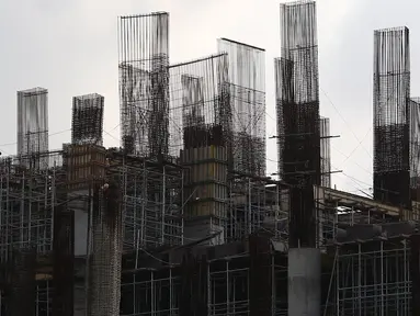 Pekerja menyelesaikan konstruksi baja untuk bangunan bertingkat di Jakarta, Jumat (5/4). Kementerian Perindustrian menargetkan produksi baja nasional mencapai 17 juta ton pada 2019. (Liputan6.com/Immanuel Antonius)