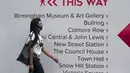 Seorang wanita yang mengenakan masker berjalan di pusat Kota Birmingham, Inggris, 24 Agustus 2020. Birmingham telah ditambahkan ke dalam daftar pantauan sebagai "area dengan dukungan yang ditingkatkan" di tengah meningkatnya kekhawatiran terkait lonjakan kasus COVID-19. (Xinhua/Jon Super)