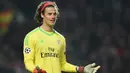 Mile Svilar. Kiper berusia 22 tahun dan berpostur 1,89 meter ini telah 5 musim memperkuat Benfica. Meski sempat menjadi kiper utama di tim yunior, namun sejak 2017/2018 saat promosi ke tim senior ia masih menjadi pelapis dan baru tampil 23 kali dengan torehan 8 kali clean sheet. (AFP/Oli Scarff).