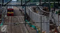 Sebuah Kereta Rel Listrik (KRL) melaju di samping lokasi pembangunan Stasiun Sudirman Baru di Jakarta, Rabu (9/11). Nantinya, saat beroperasi Stasiun Sudirman Baru akan tersambung dengan stasiun bawah tanah milik MRT Jakarta. (Liputan6.com/Faizal Fanani)