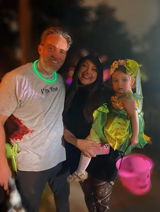 Menetap di Amerika Serikat, ia tak ketinggalan melakukan pesta kostum bareng anak dan suami. [Instagram @raazharita]