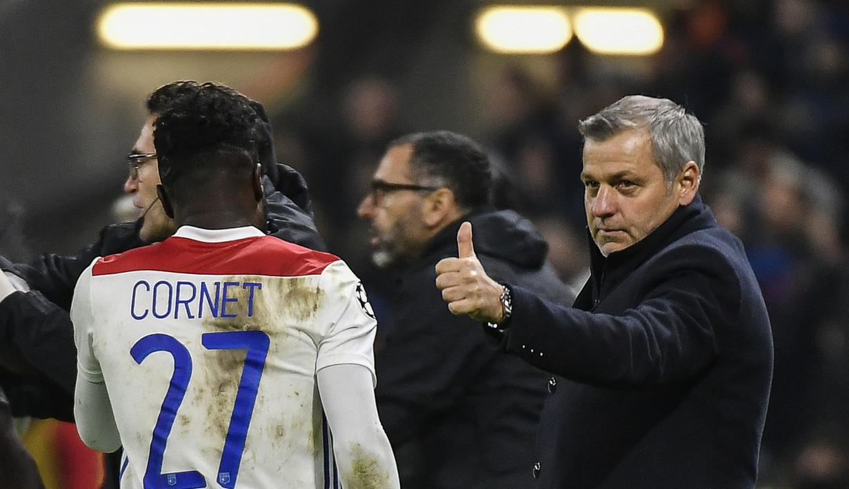 Pelatih Lyon, Bruno Genesio memuji penampilan Maxwel Cornet kontra Man City, pada laga lanjutan liga champions yang berlangsung di stadion Parc Olympique Lyonnais, Prancis, Rabu (28/11). Lyon bermain imbang 1-1 kontra Manchester City. (AFP/Jeff Pachoud)