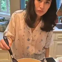 Tampilan Wajah Natural Dian Sastrowardoyo saat masak. [@therealdisastr]