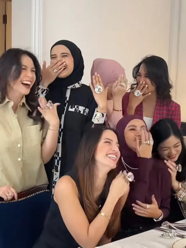 Gaya Geng Cendol Pamer Cincin “Berlian” Besar Pemberian Titi Kamal saat Acara Makan Siang. [@tya_ariestya]