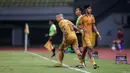 <p>Pemain Bhayangkara FC, Radja Nainggolan (kiri) masuk menggantikan Muhammad Ragil pada laga lanjutan BRI Liga 1 2023/2024 antara Bhayangkara FC melawan Persita Tangerang di Stadion Patriot Candrabhaga, Bekasi, Minggu (17/12/2023). (Bola.com/Bagaskara Lazuardi)</p>