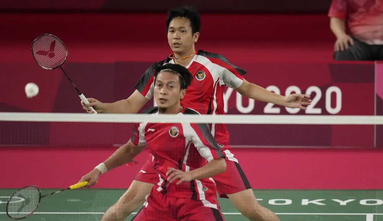 Di gim ketiga, Aaron Chia/Soh Wooi Yik langsung menekan hingga unggull 4-1 dan berhasil menutup interval gim ketiga dengan 11-6. Mohammad Ahsan/Hendra Setiawan berhasil memangkas jarak hingga skor 9-12. (Foto: AP/Markus Schreiber)
