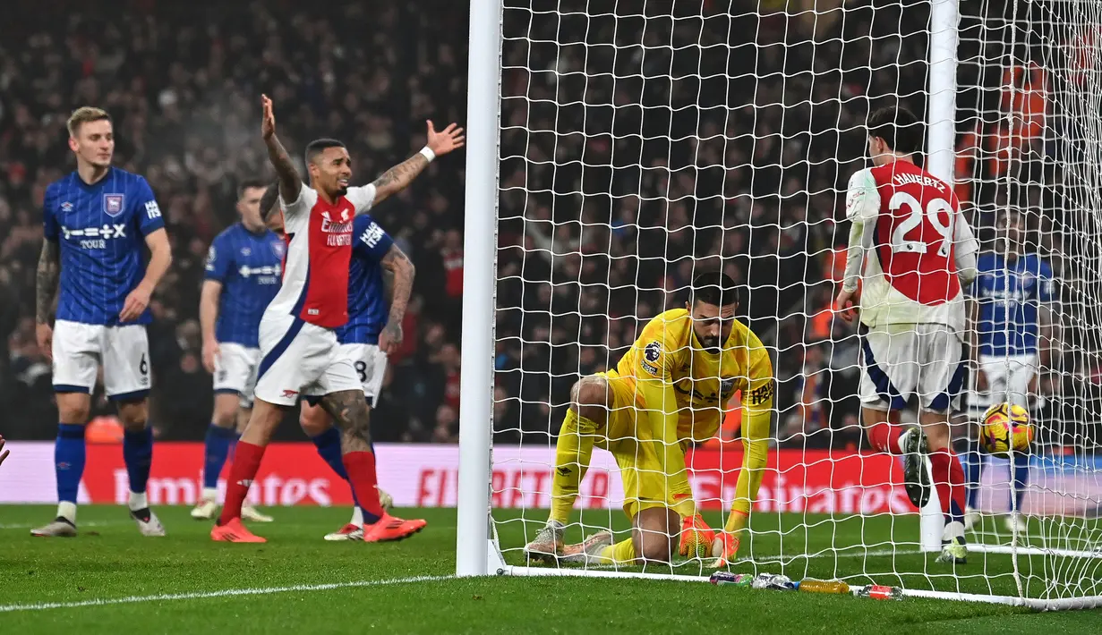 Pemain Arsenal, Kai Havertz (kanan) melakukan selebrasi setelah mencetak gol ke gawang Ipswich Town pada laga lanjutan Liga Inggris 2024/2025 di Emirates Stadium, London, Inggris, Sabtu (28/12/2024) WIB. (AFP/Glyn Kirk)