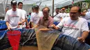 Presiden Direktur PT Prudential Indonesia Jens Reisch (kiri) meninjau kolam bioflok di Asrama Dinas Lingkungan Hidup Jakarta, Jakarta, Sabtu (28/10). Prudential Indonesa memberikan kontribusi pemberdayaan budidaya ikan air tawar. (Liputan6.com)