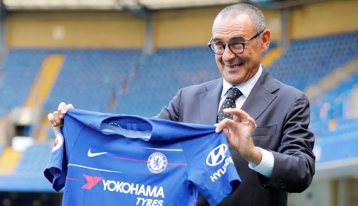 Pelatih baru Chelsea, Maurizio Sarri berpose dengan jersey tim usai konferensi pers di Stamford Bridge di London (18/7). Maurizio Sarri menggantikan pelatih sebelumnya Antonio Conte. (AFP Photo/Tolga Akmen)