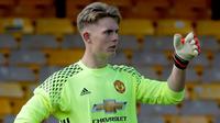 Kiper Manchester United, Dean Henderson, mendapat kesempatan dari Jose Mourinho bergabung dengan tim senior.  (manutd.com)