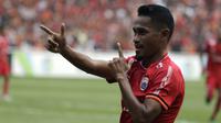 Gelandang Persija, Ramdani Lestaluhu, merayakan gol yang dicetaknya ke gawang Persela pada laga Liga 1 di SUGBK, Jakarta, Selasa (20/11). Persija menang 3-0 atas Persela. (Bola.com/Yoppy Renato)