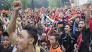 Suporter Persija Jakarta, The Jakmania, merayakan gelar juara Liga 1 saat nonton bareng di Plaza Timur Senayan, Jakarta, Minggu (9/12). Persija juara Liga 1 setelah menang 2-1 atas Mitra Kukar. (Bola.com/Peksi Cahyo)