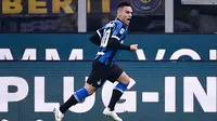 Striker Inter Milan, Lautaro Martinez, merayakan gol yang dicetaknya ke gawang Atalanta pada laga Serie A di Stadion San Siro, Milan,Sabtu (11/1). Kedua klub bermain imbang 1-1. (AFP/Marco Bertorello)