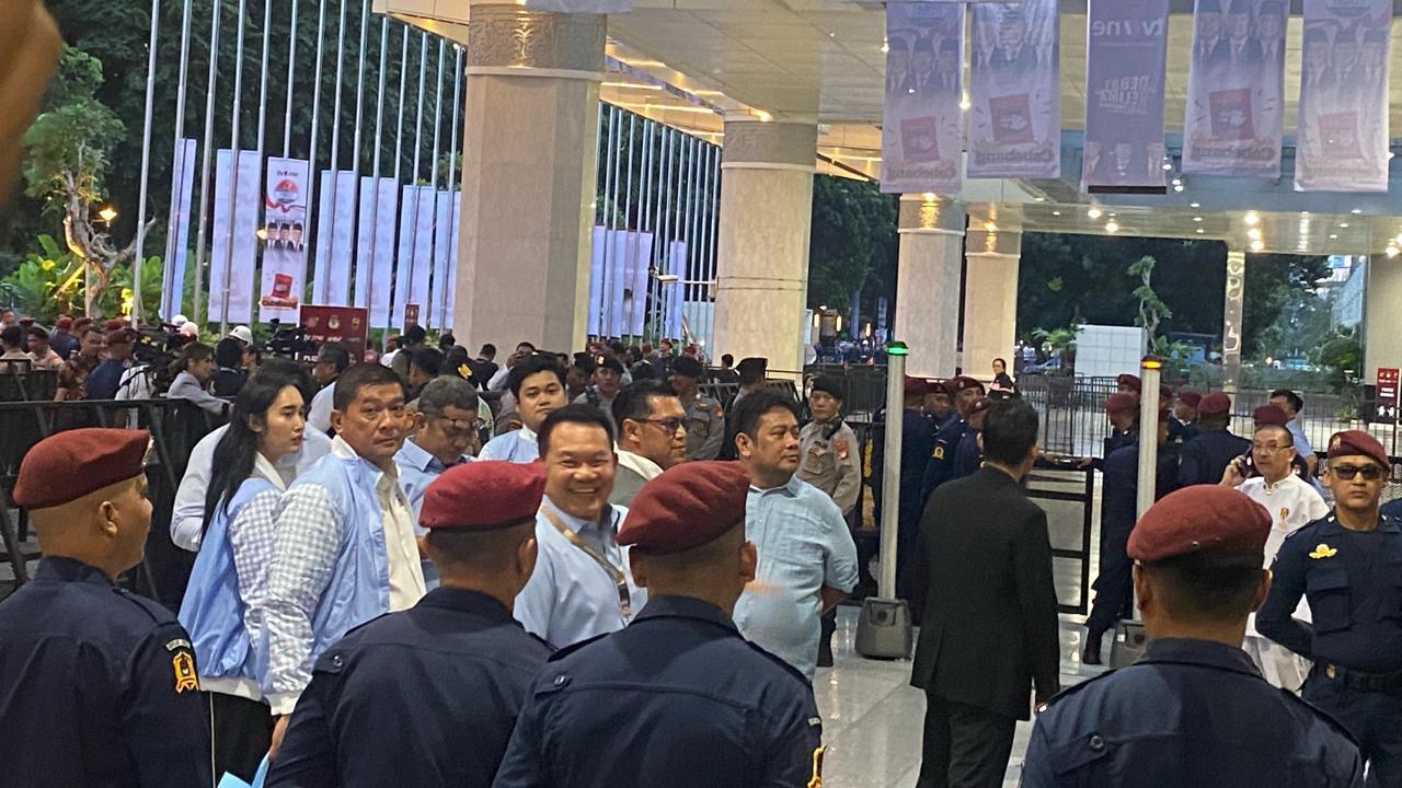 Mantan Kepala Staf Angkatan Darat (Kasad) Dudung Abdurachman menjadi pendukung capres 02 Prabowo Subianto di dalam debat capres, Minggu (4/2/2024).