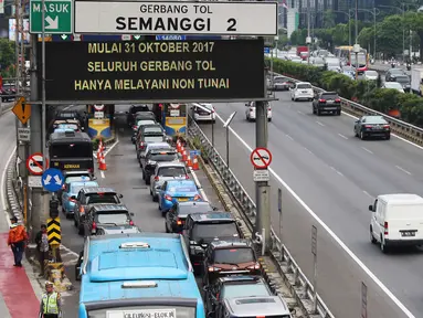 Kepadatan lalu lintas saat penerapan menggunakan kartu e-Toll di gerbang tol Semanggi 2, Jakarta, Selasa (31/10). Mulai hari ini, seluruh gerbang tol di Indonesia secara serentak hanya melayani transaksi non tunai. (Liputan6.com/Angga Yuniar)