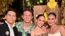 Hadir bersama sang kekasih, Cinta Laura kenakan off shoulder top dengan celana kulot satin hijau emerald. Aksen batik pada atasan Cinta Laura jadi sentuhan wastra yang apik [@claurakiehl]
